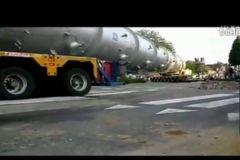 越南国产卡车 车祸视频,越南国产卡车车祸现场惊心动魄瞬间回顾